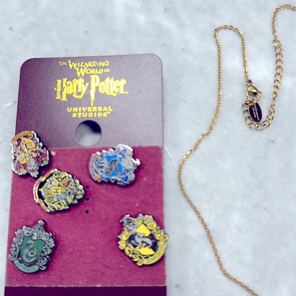 Harry Potter Gryffindor gold plated necklace and pin set - Picture 2 of 4